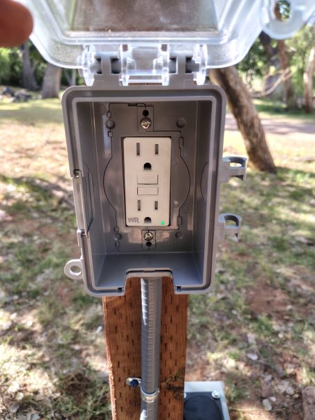 Outdoor weatherproof outlet